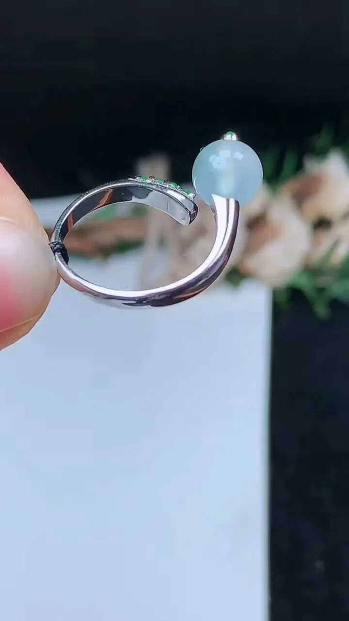 天然A货翡翠飘花圆珠戒指，尺寸17.2-7.6，重量:3.02g2025年11月8日
工厂直销收藏佳品,种好水足，色泽均匀，有种有色，上手高大气！
