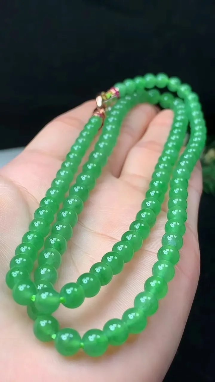 天然A货翡翠圆珠项链，尺寸6.5-100颗，重量:36.66g
11月9日