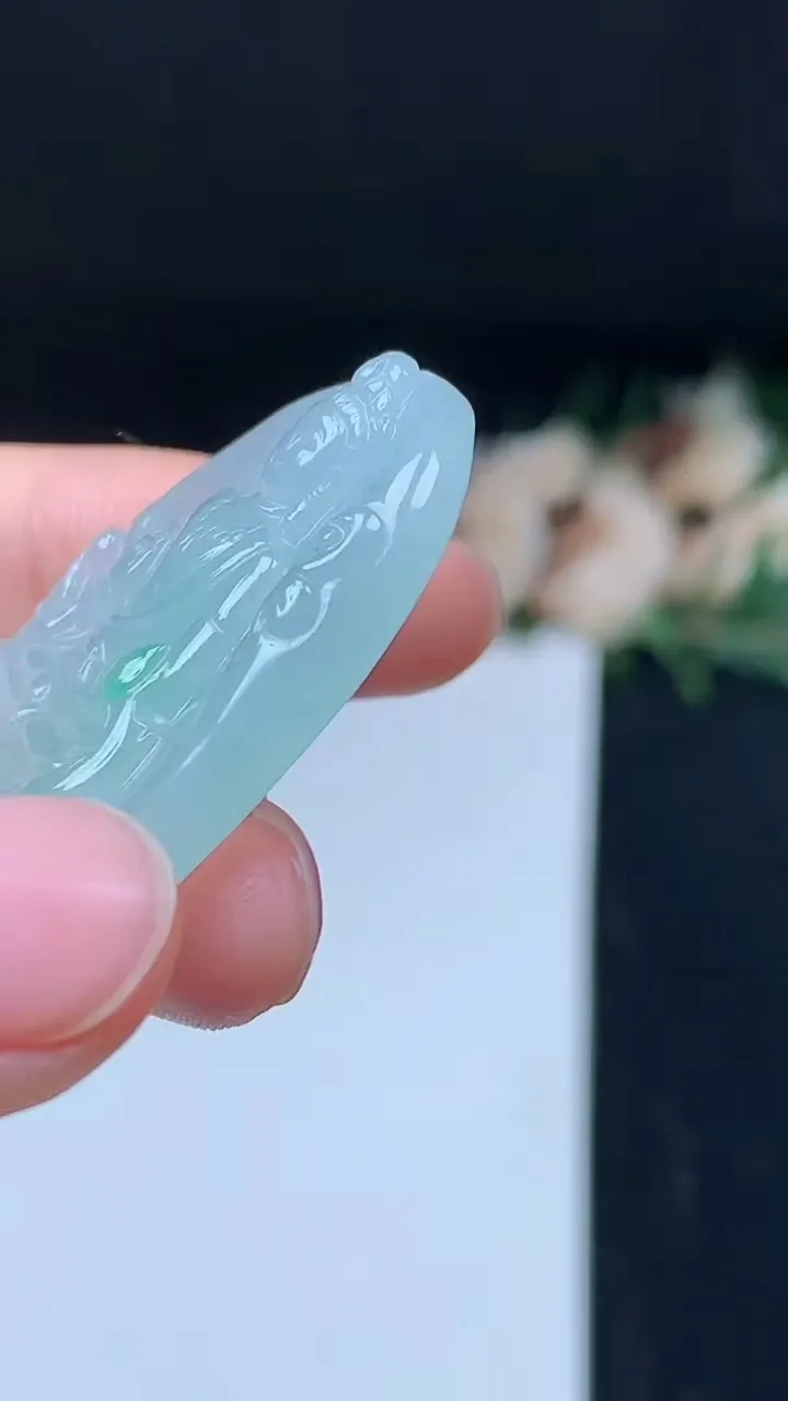 天然A货翡翠观音菩萨吊坠，尺寸46.2-25.5-5.5，重量:13.61g
11月8日