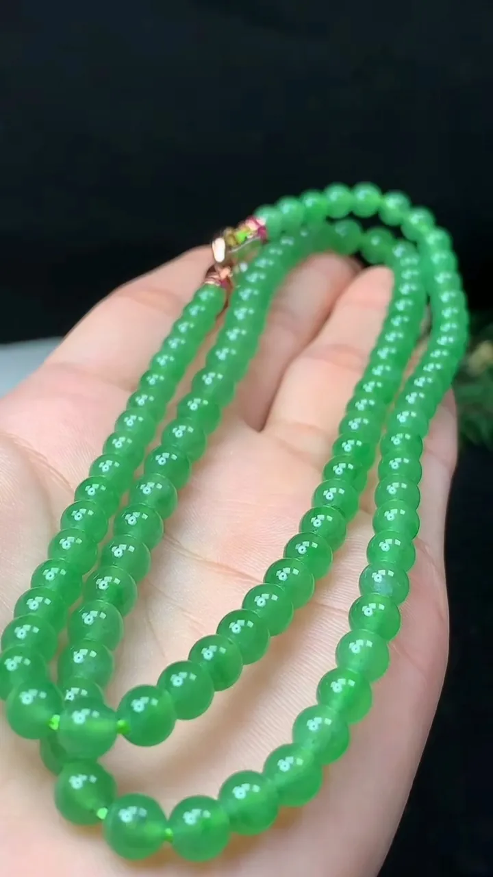 天然A货翡翠圆珠项链，尺寸6.5-100颗，重量:36.66g
11月9日