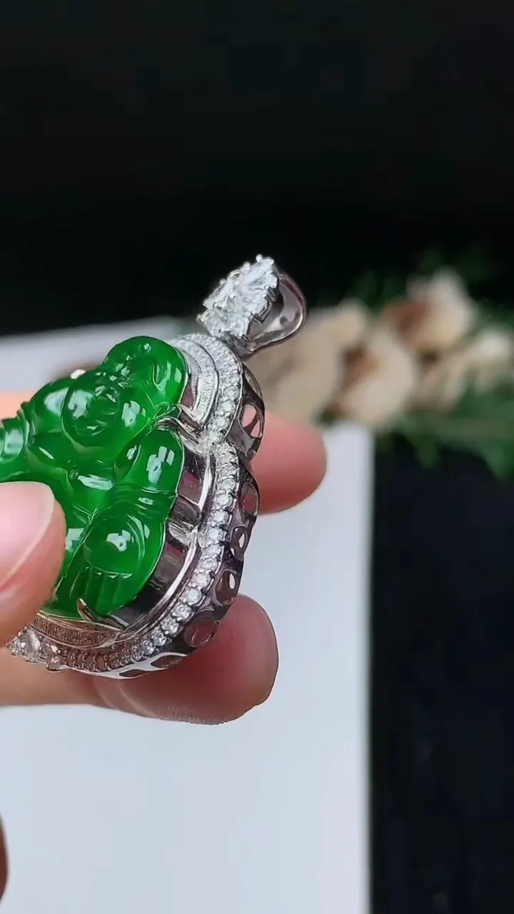 天然A货翡翠佛公吊坠，尺寸38.8-35.6-12.7，裸石23.9-32.8，重量:12.48g
11月8日