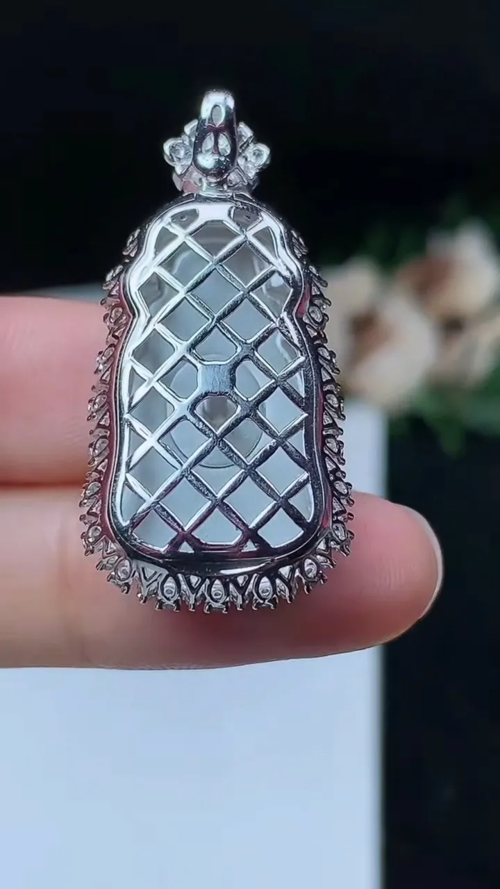 天然A货翡翠财神爷吊坠，尺寸35.8-17-10.4，裸石24.8-14，重量:7.51g
11月8日