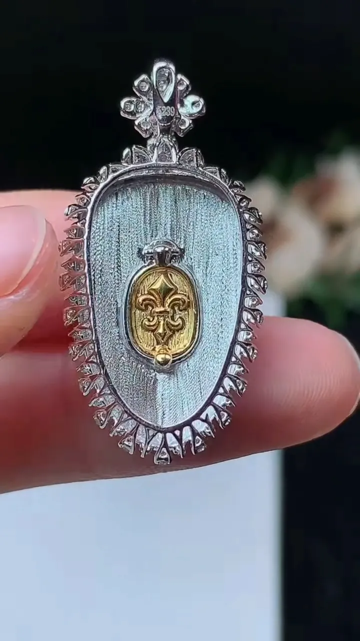 天然A货翡翠金枝玉叶 叶子吊坠，尺寸34.6-17.5-8.2，裸石22.8-14，重量:5.00g
11月8日