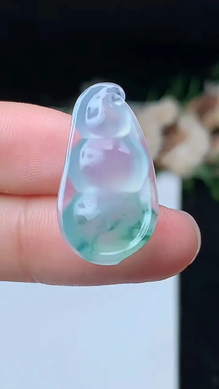 天然A货翡翠飘花福豆镶嵌件，尺寸25.6-13.6-5.6，重量:2.70g
11月8日