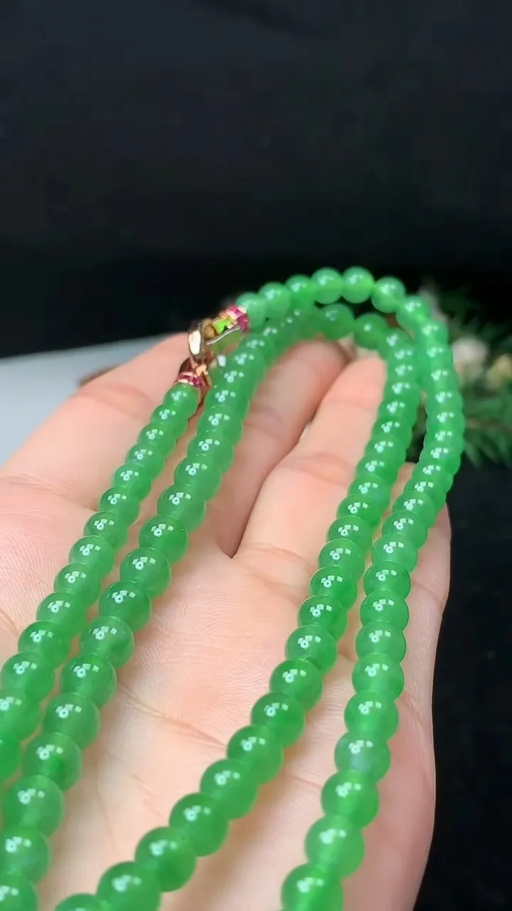 天然A货翡翠圆珠项链，尺寸6.5-100颗，重量:36.66g
11月9日