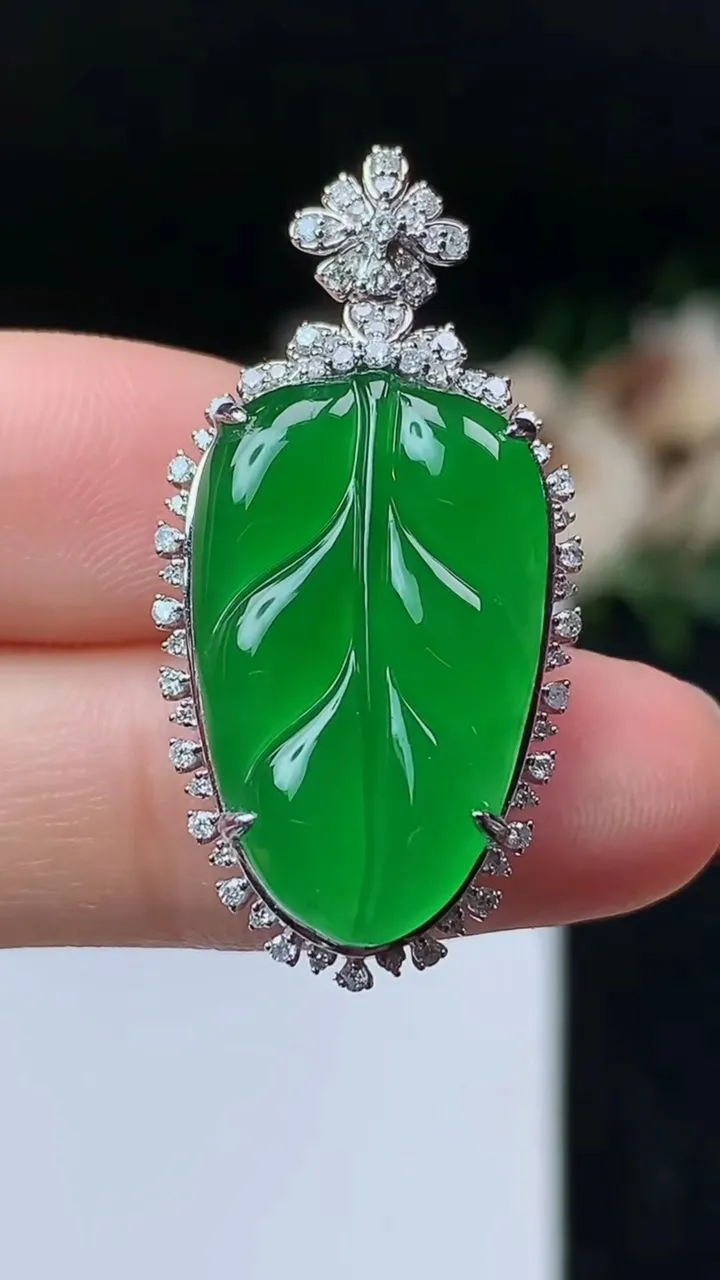 天然A货翡翠金枝玉叶 叶子吊坠，尺寸34.6-17.5-8.2，裸石22.8-14，重量:5.00g