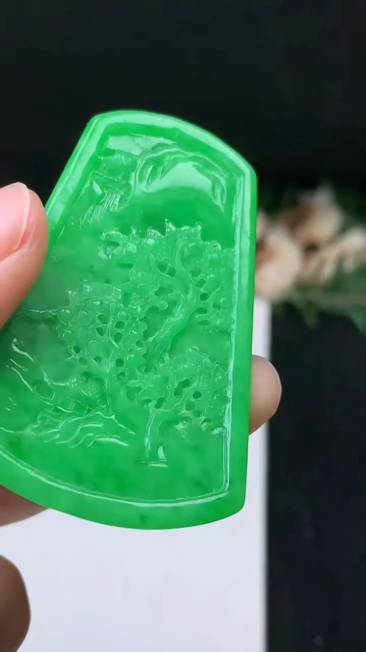 天然A货翡翠山水牌吊坠，尺寸53.6-35.2-4.7，重量:17.00g
11月8日