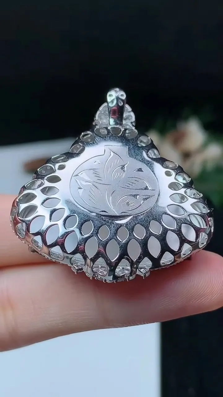 天然A货翡翠佛公吊坠，尺寸38.8-35.6-12.7，裸石23.9-32.8，重量:12.48g
11月8日