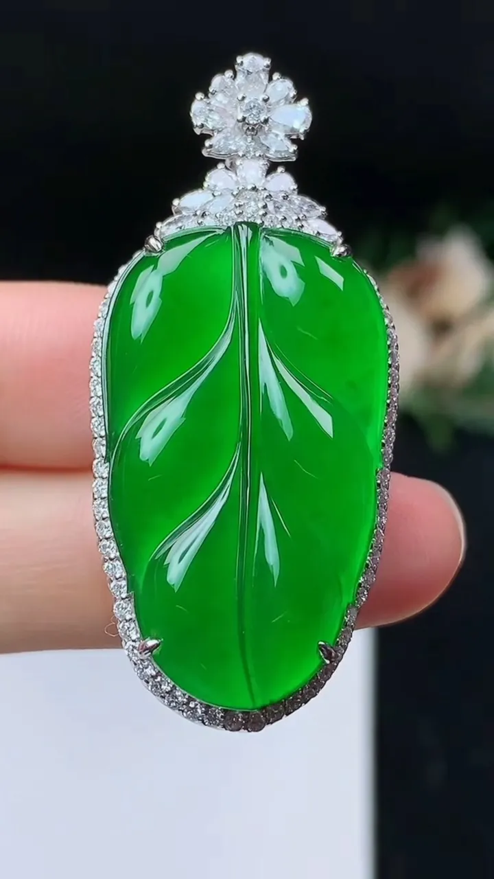 天然A货翡翠金枝玉叶 叶子吊坠，尺寸46.8-21.3-11.3，裸石32.4-18.8，重量:13