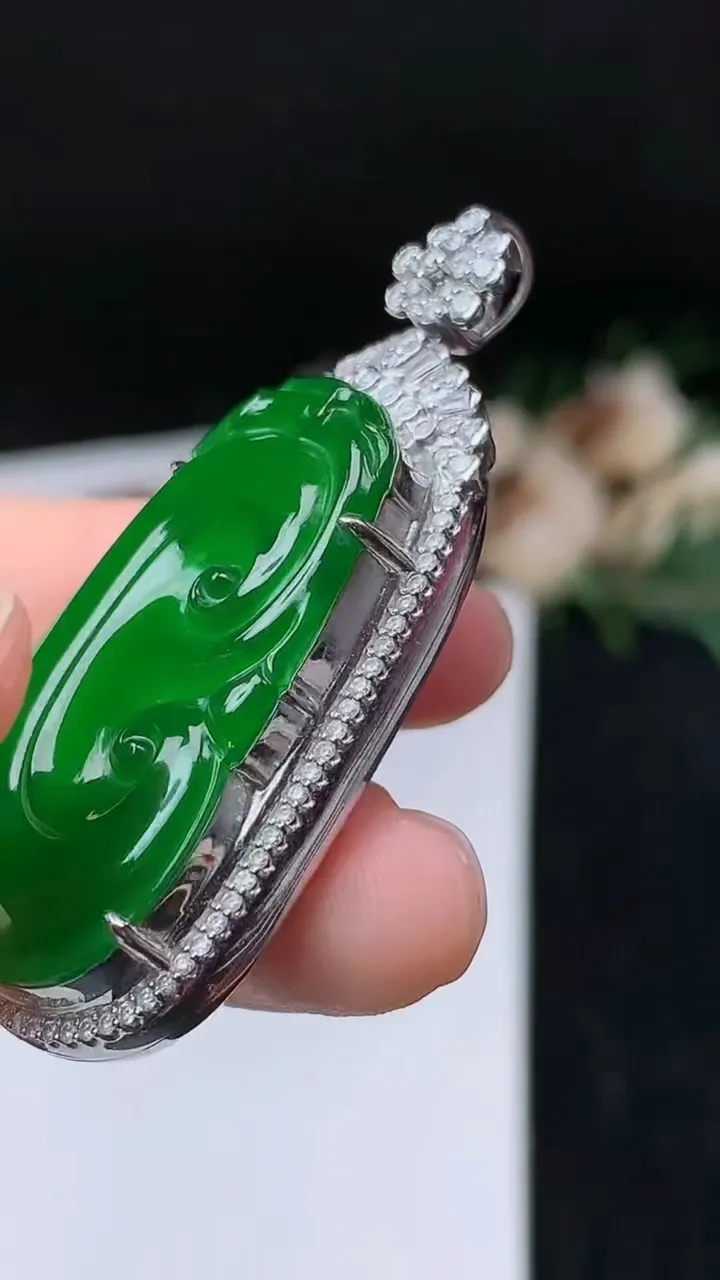 天然A货翡翠如意吊坠，尺寸49.6-22.5-10.5，裸石35-19.7，重量:11.65g
11月8日