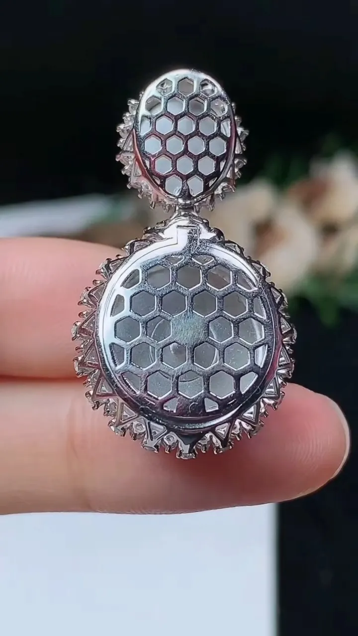 天然A货翡翠蛋面吊坠，尺寸36-19.5-12.9
11月8日