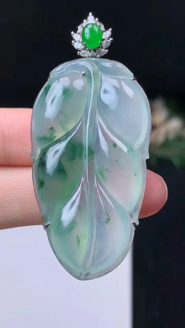 天然A货翡翠飘花金枝玉叶 叶子吊坠，尺寸47.5-26.5-7.5，重量:15.06g
11月8日