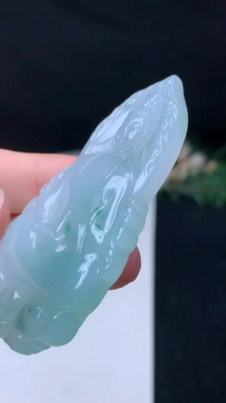 天然A货翡翠飘花素衣观音吊坠，尺寸61.9-30.9-6.1，重量:24.00g
11月8日