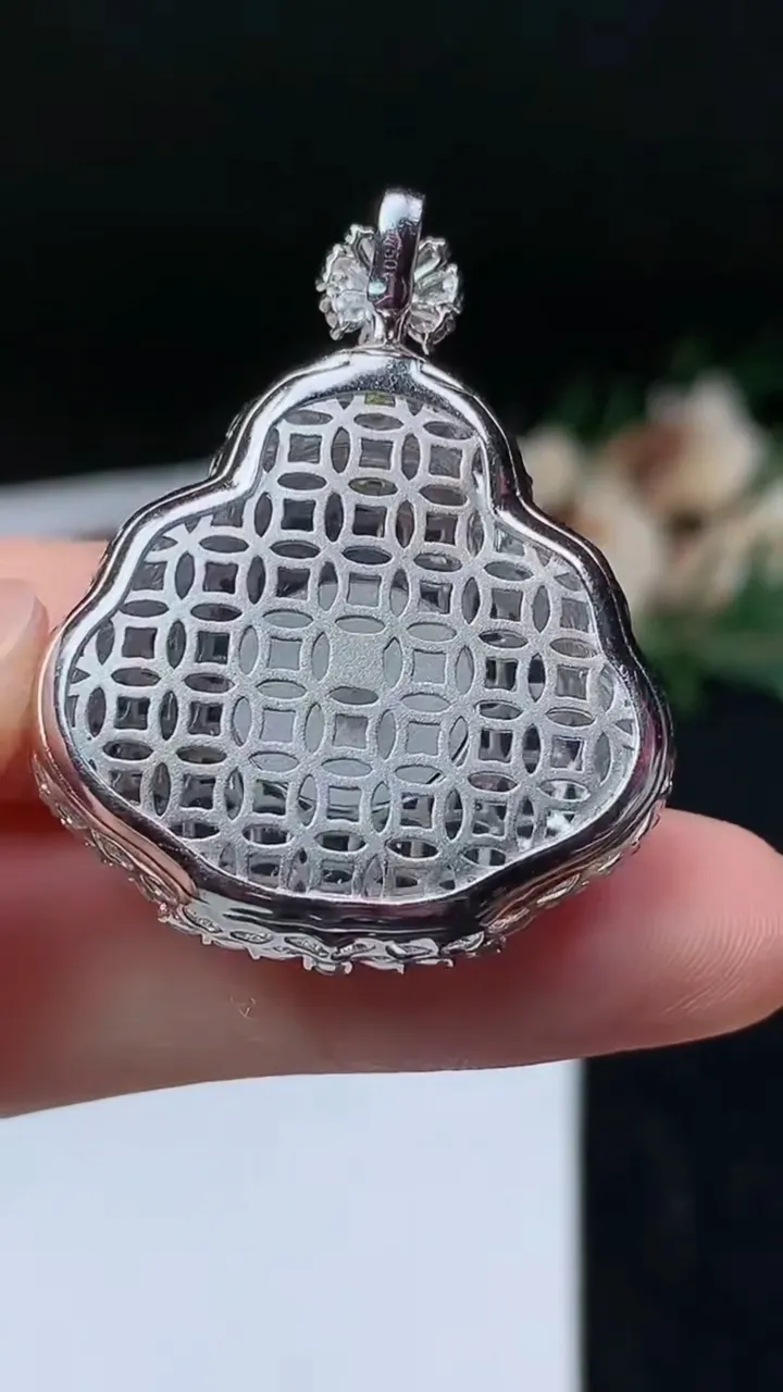 天然A货翡翠佛公吊坠，尺寸38-31-11.5，裸石23.9-27.8，重量:11.65g
11月8日