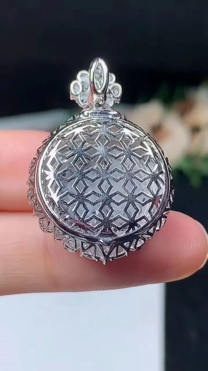 天然A货翡翠平安扣吊坠，尺寸33.2-22.4-10，裸石18，重量:7.13g
11月8日