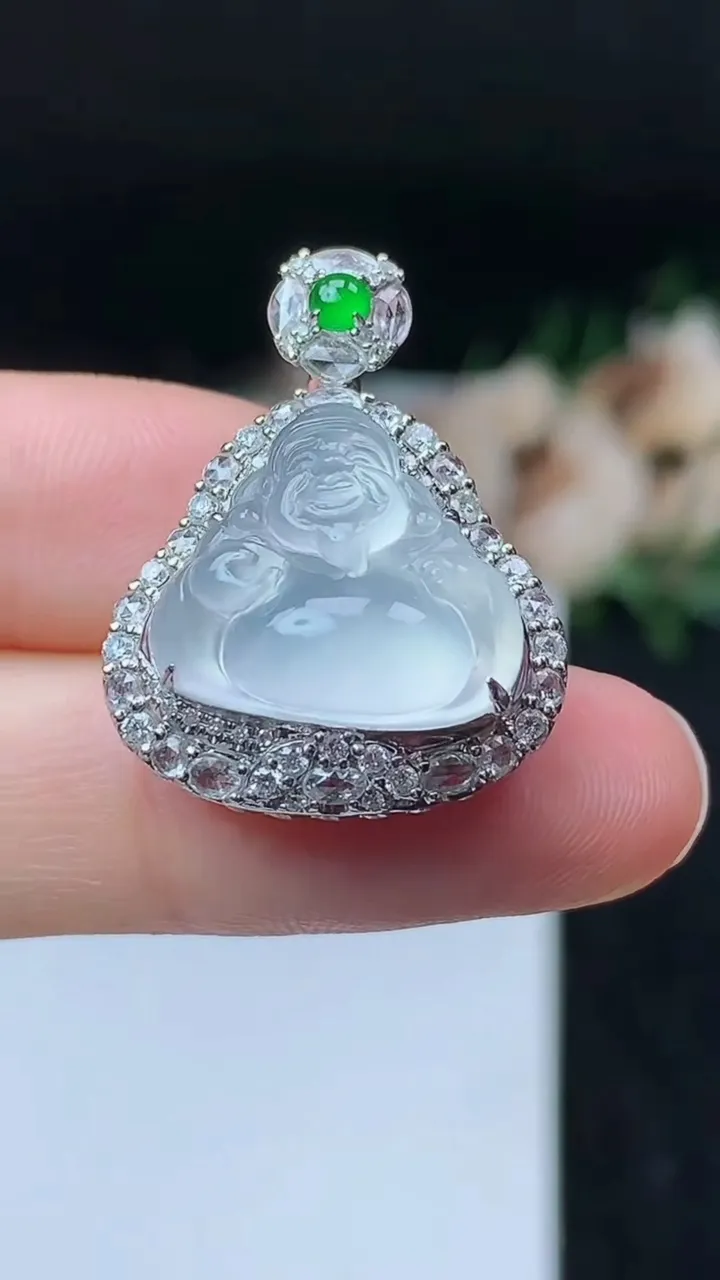 天然A货翡翠白冰财神爷吊坠，尺寸26.5-20.3-12，裸石14-16，重量:6.47g
11月8日
