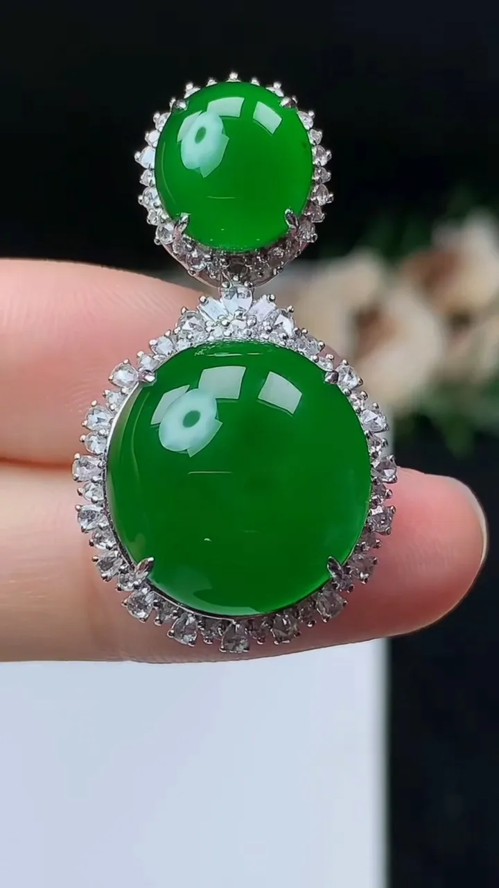 天然A货翡翠蛋面吊坠，尺寸36-19.5-12.9
11月8日