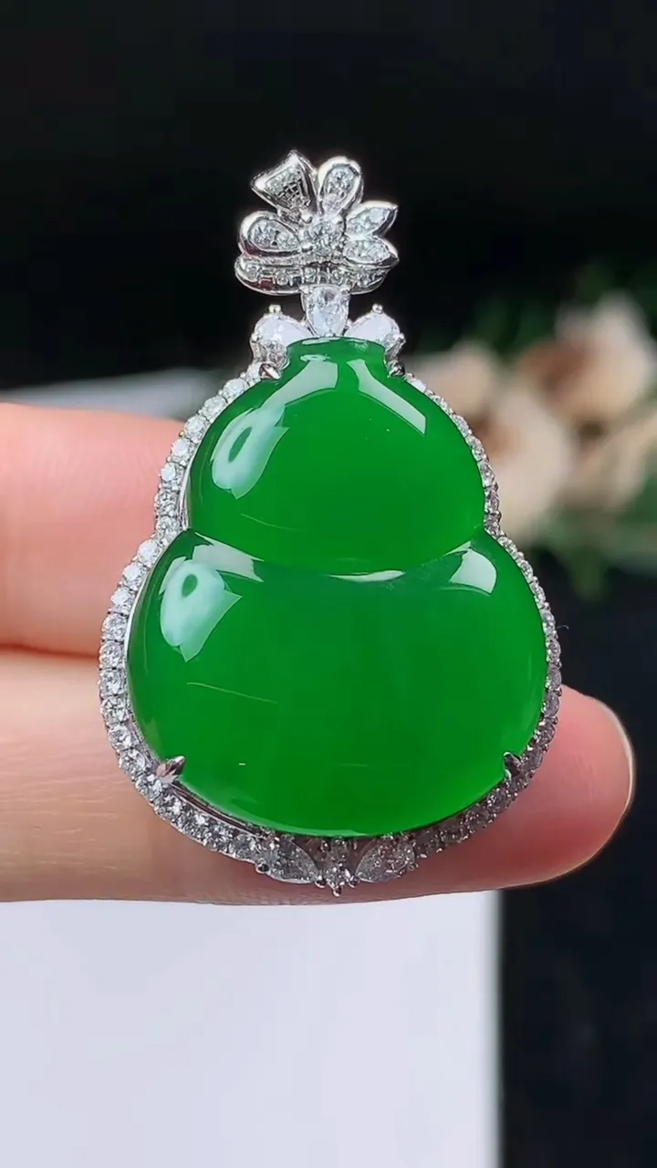 天然A货翡翠葫芦吊坠，尺寸37.9-23.2-11.9，裸石24.3-20.3，重量:10.28g
