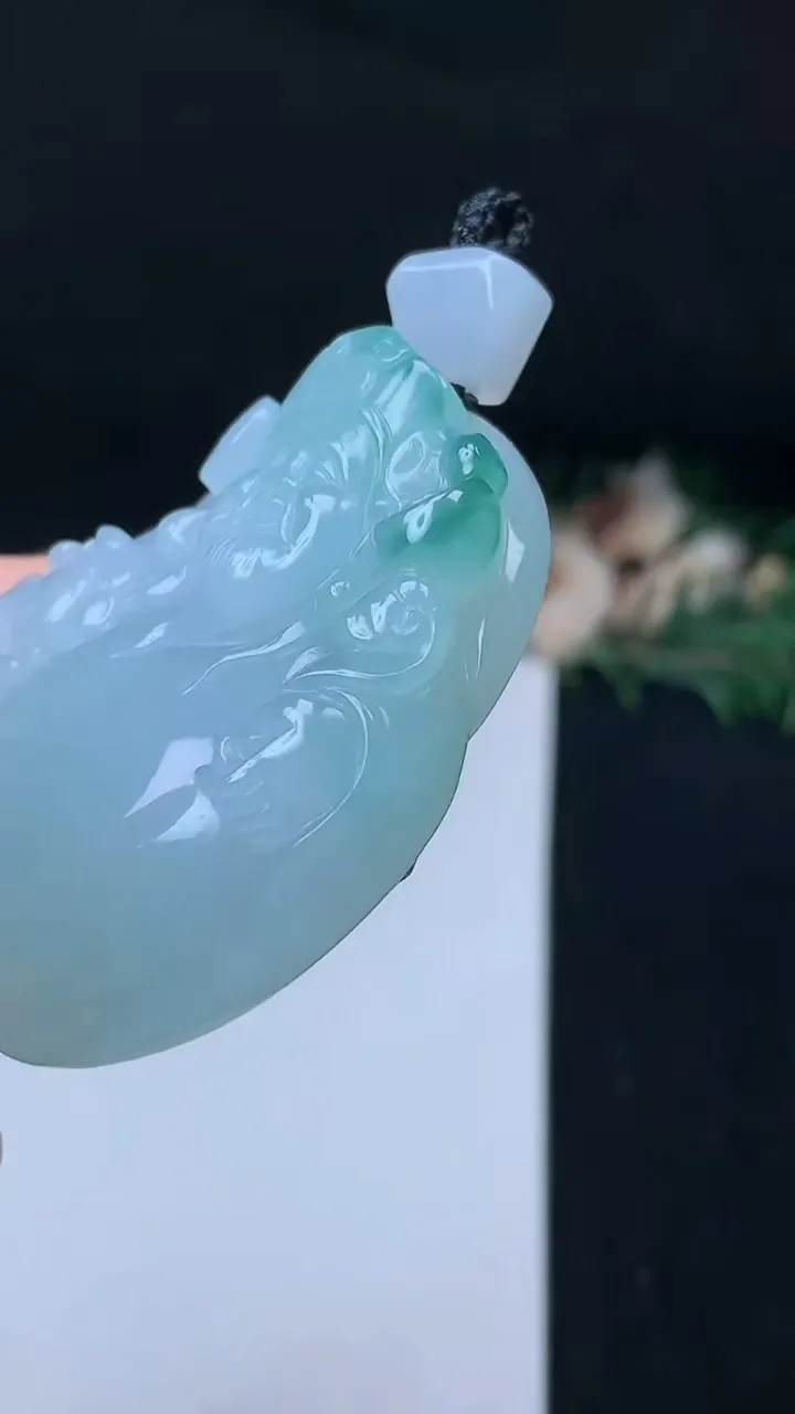 天然A货翡翠财神爷吊坠，尺寸54.5-44.5-12.5，重量:61.44g
11月8日