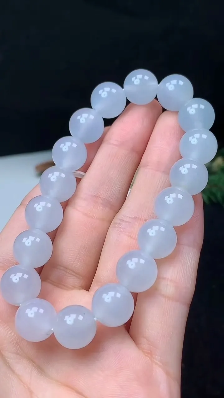 天然A货翡翠白冰圆珠手串，尺寸11-18颗，重量:41.32g11月8日
工厂直销收藏佳品,种好水足，色泽均匀，有种有色，上手高大气！