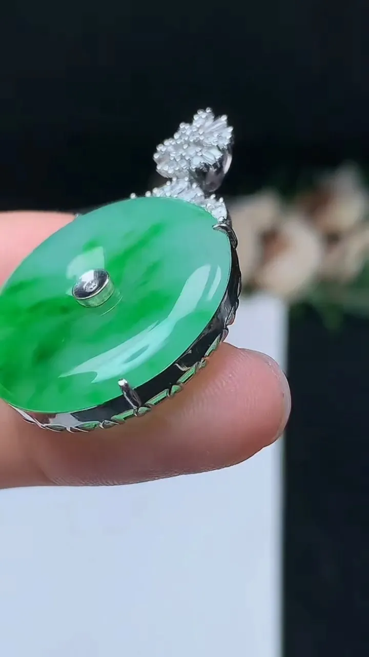 天然A货翡翠平安扣吊坠，尺寸24.8-6.8，重量:7.60g
11月8日