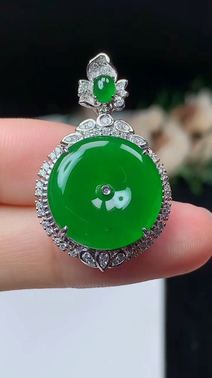 天然A货翡翠平安扣吊坠，尺寸32-20-9，裸石16.5，重量:7.01g
11月8日