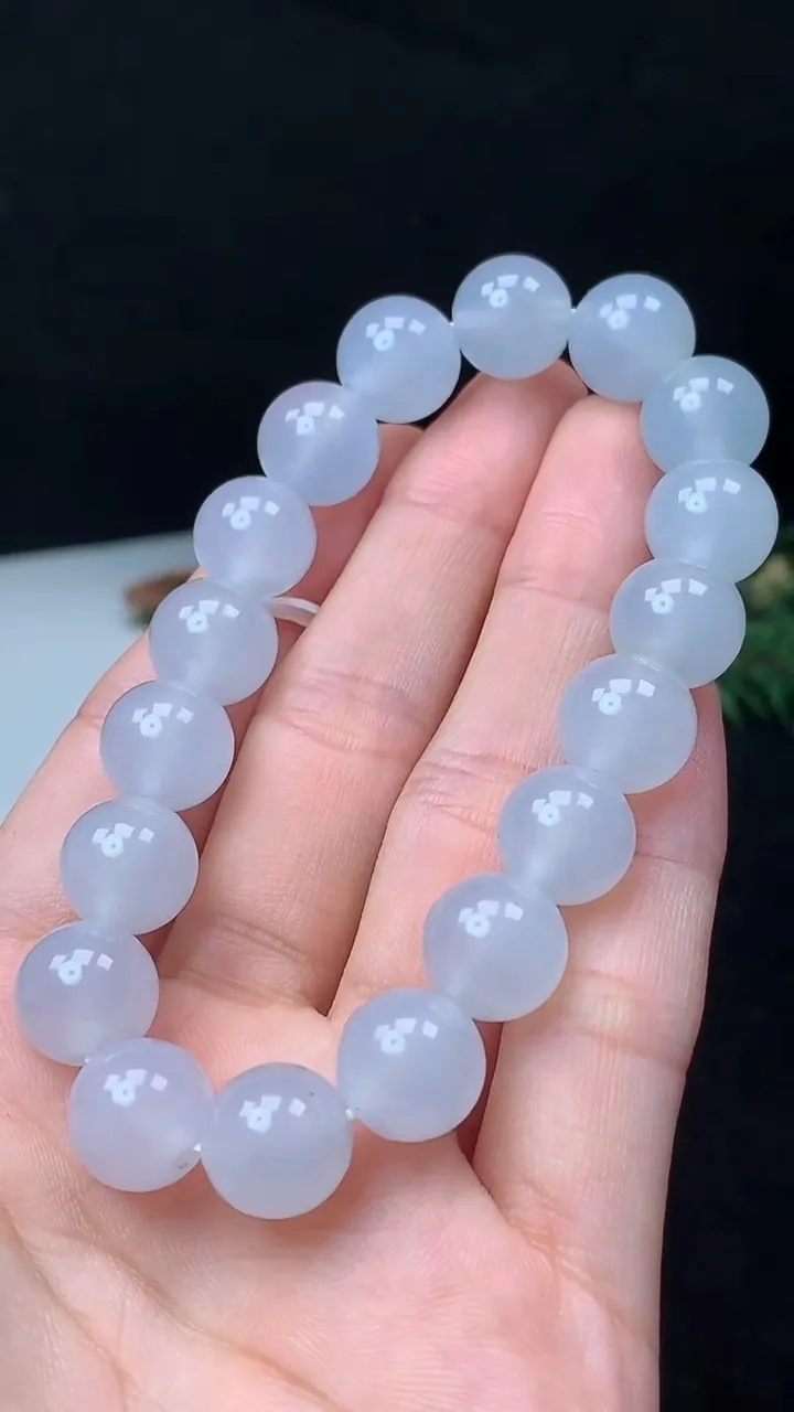 天然A货翡翠白冰圆珠手串，尺寸11-18颗，重量:41.32g11月8日
工厂直销收藏佳品,种好水足，色泽均匀，有种有色，上手高大气！