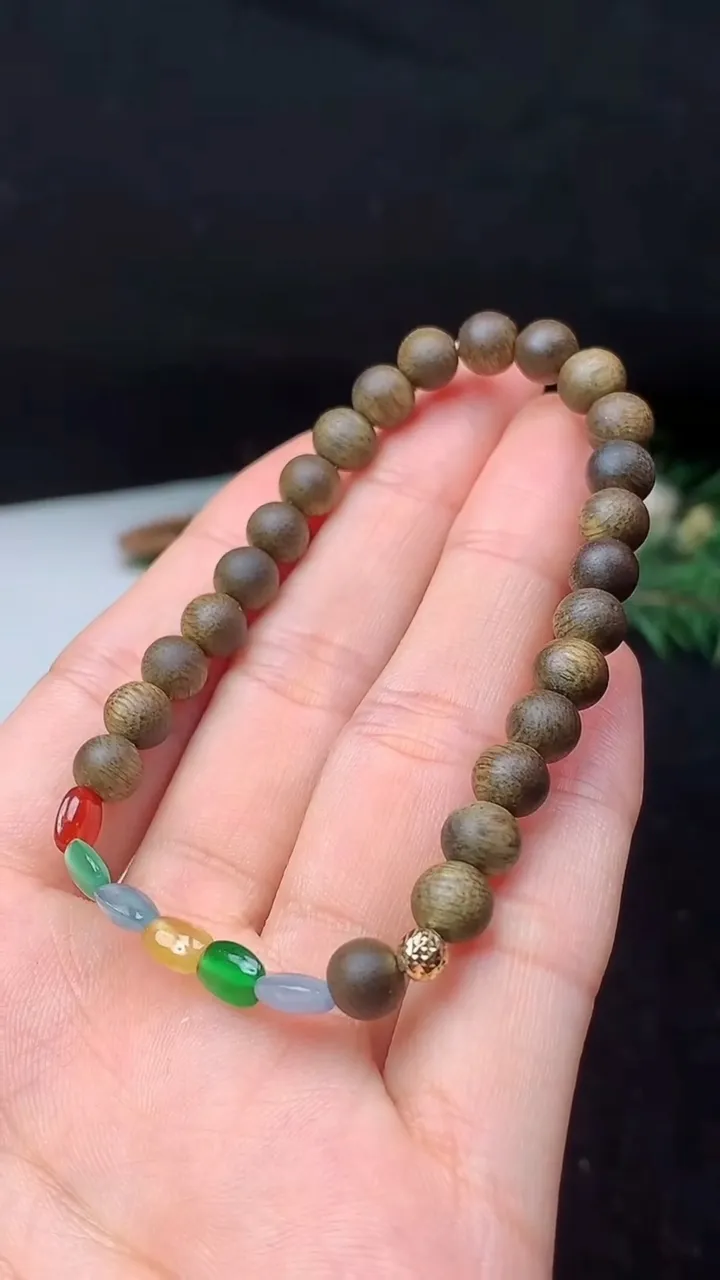 天然A货翡翠四彩路路通手串，尺寸6-4.6-2.7-6颗，重量:3.57g11月8日
工厂直销收藏佳品,种好水足，色泽均匀，有种有色，上手高大气！