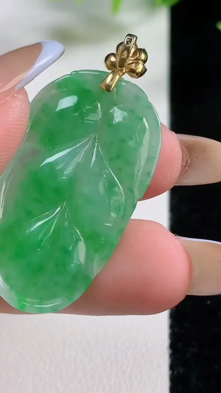 天然A货翡翠金枝玉叶 叶子吊坠，尺寸35.3-25.2-3.7，重量:4.93g
11月9日
