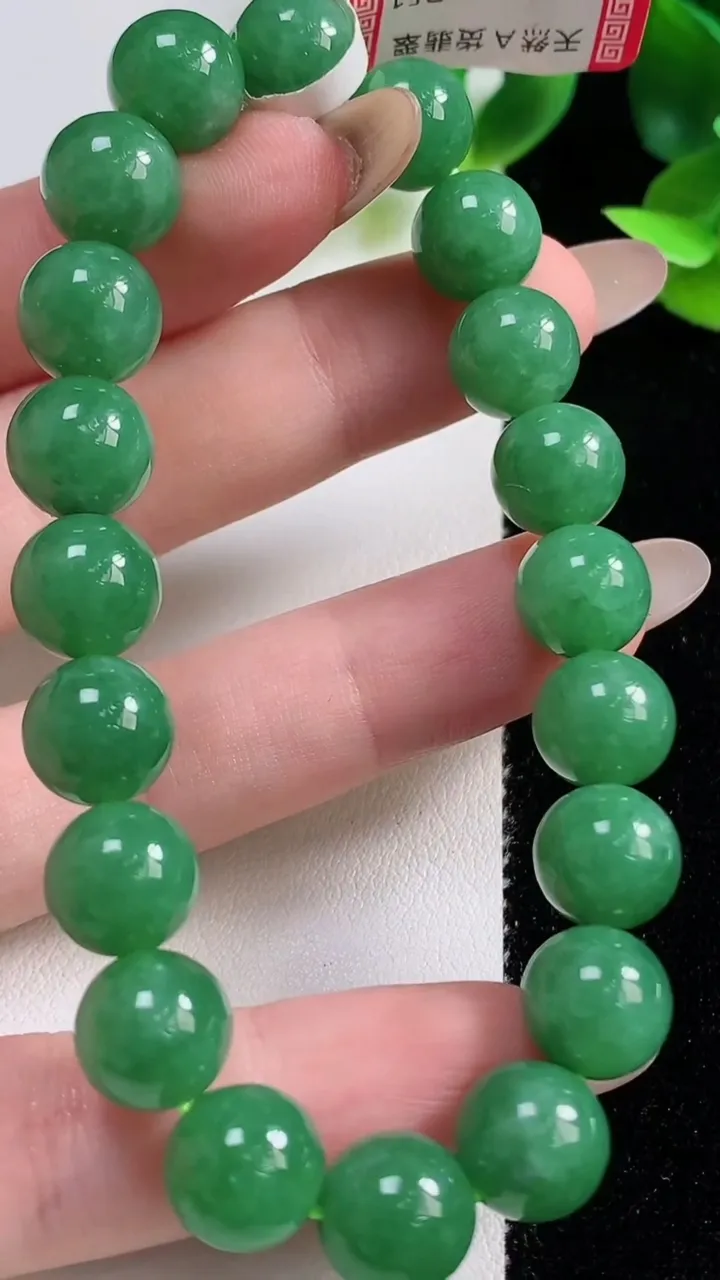 天然A货翡翠圆珠手串20颗，尺寸9.8，重量:33.52g11月9日
工厂直销收藏佳品,种好水足，色泽均匀，有种有色，上手高大气！