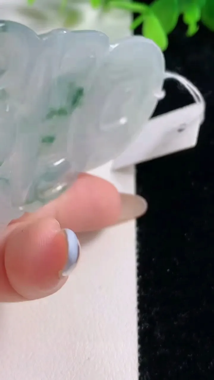 天然A货翡翠种飘花正装观音菩萨吊坠，尺寸73.5-45.8-5.5，重量:34.59g
11月9日