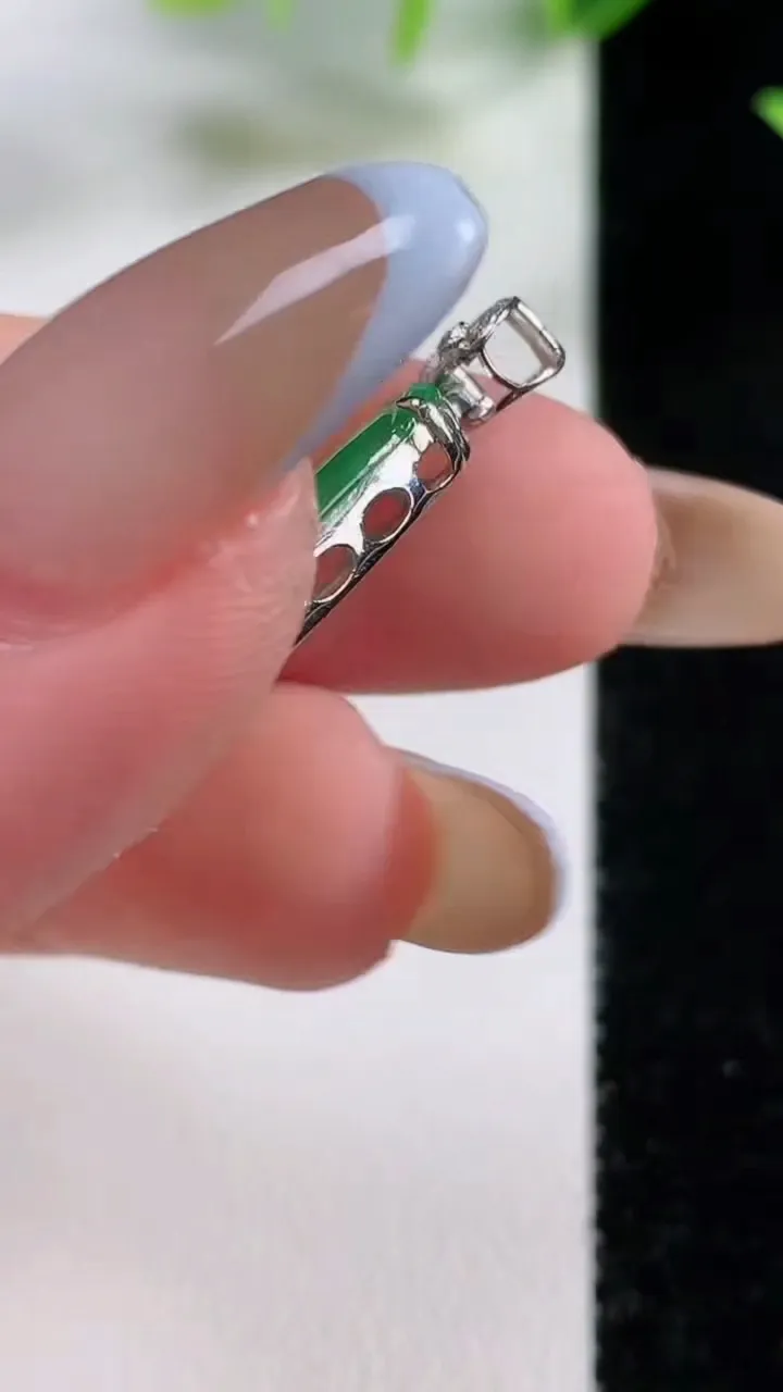 天然A货翡翠如意吊坠，尺寸21.4-11.6-4，重量:2.02g
11月9日