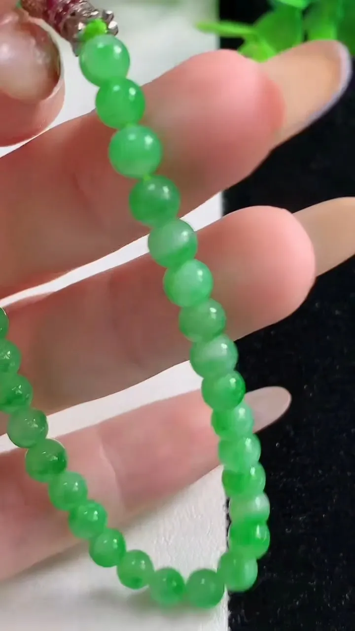 天然A货翡翠小米圆珠手串35颗，尺寸5，重量:8.71g11月9日
工厂直销收藏佳品,种好水足，色泽均匀，有种有色，上手高大气！