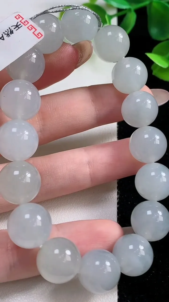 天然A货翡翠种白冰圆珠手串16颗，尺寸12.3，重量:53.77g11月9日
工厂直销收藏佳品,种好水足，色泽均匀，有种有色，上手高大气！
