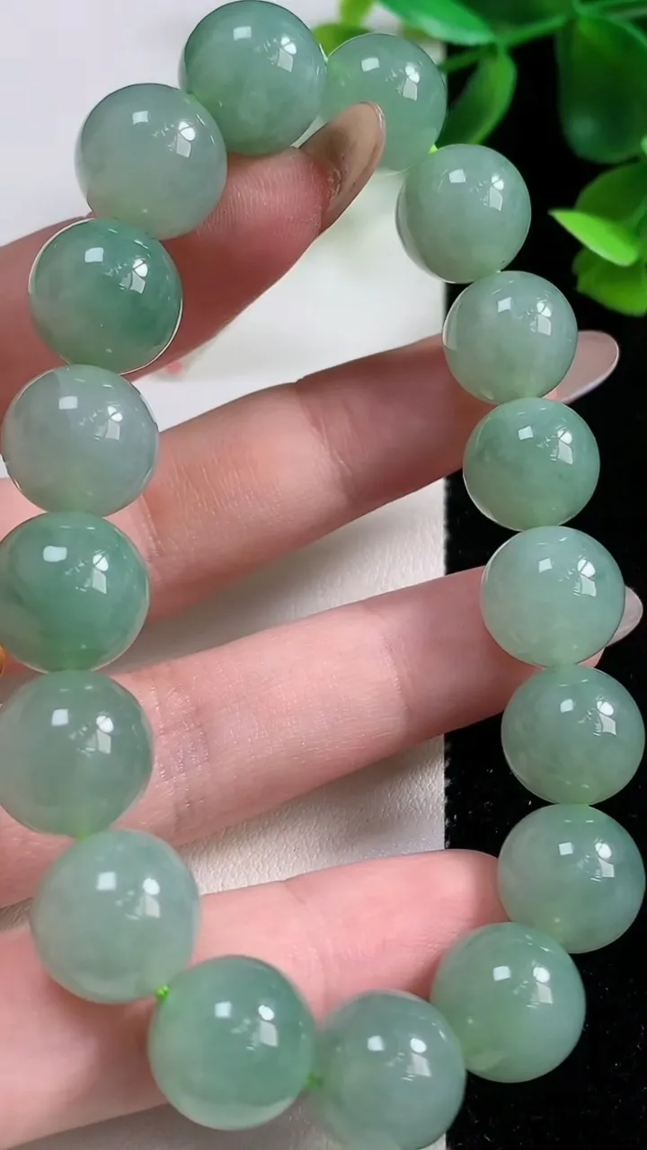 天然A货翡翠圆珠手串17颗，尺寸12，重量:53.28g11月9日
工厂直销收藏佳品,种好水足，色泽均匀，有种有色，上手高大气！