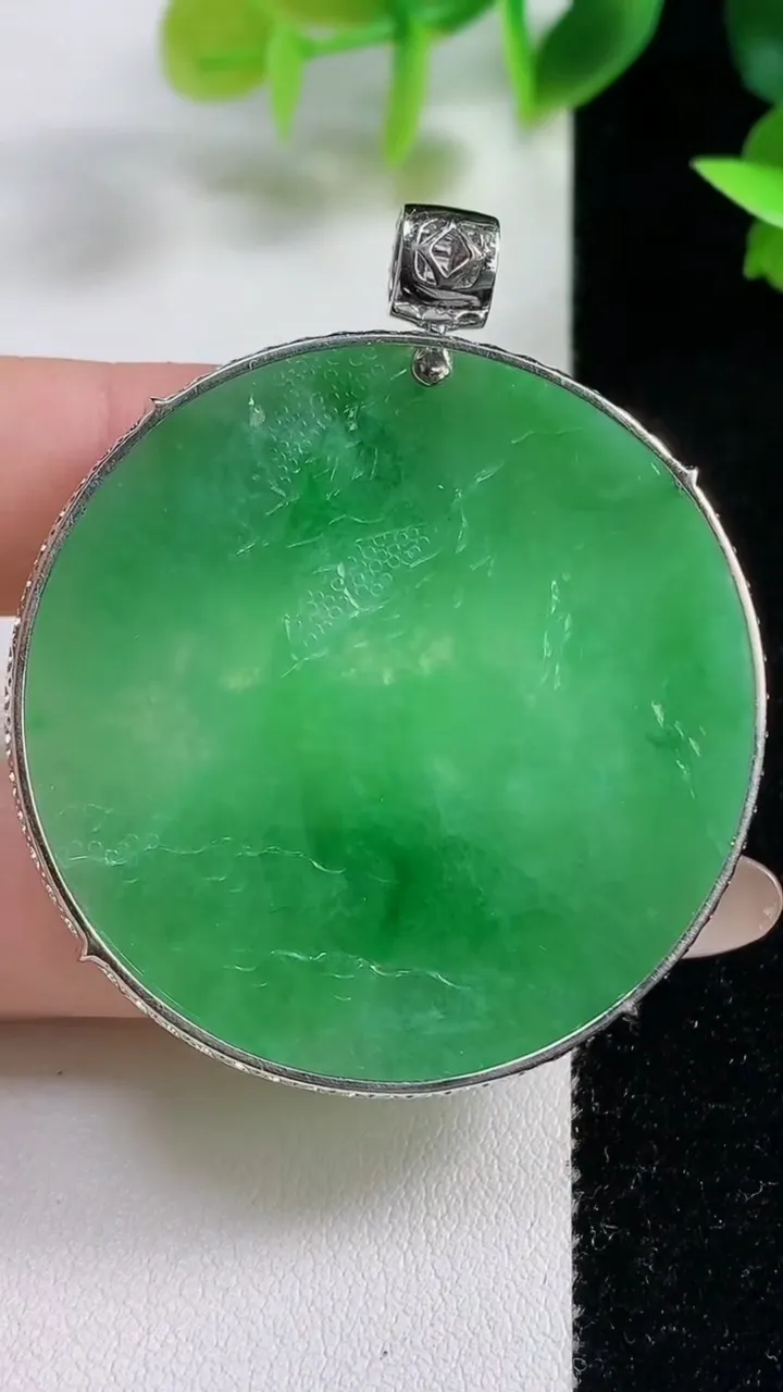 天然A货翡翠山水牌吊坠，尺寸44.3-6.2，重量:19.82g
11月9日