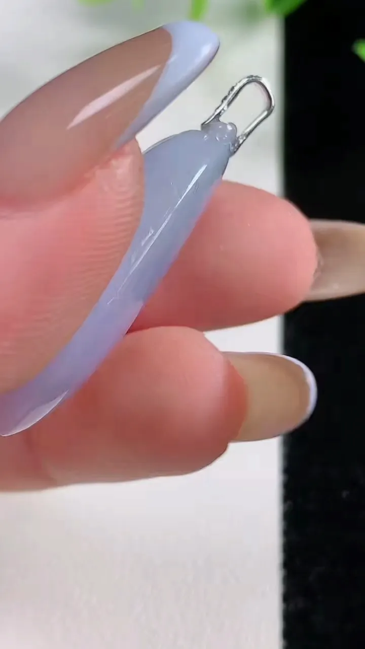 天然A货翡翠种紫罗兰福瓜吊坠，尺寸31-14.5-8.7，重量:7.62g
11月9日