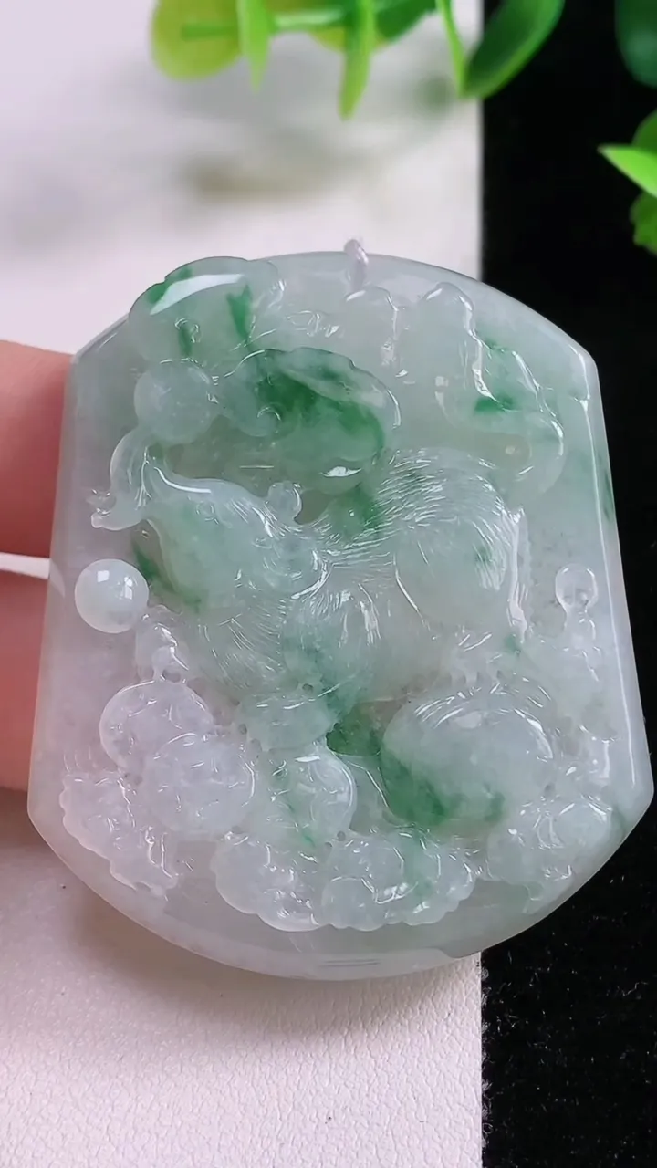 天然A货翡翠冰种飘花生肖鼠吊坠，尺寸53.6-45-5.8，重量:30.47g
11月9日