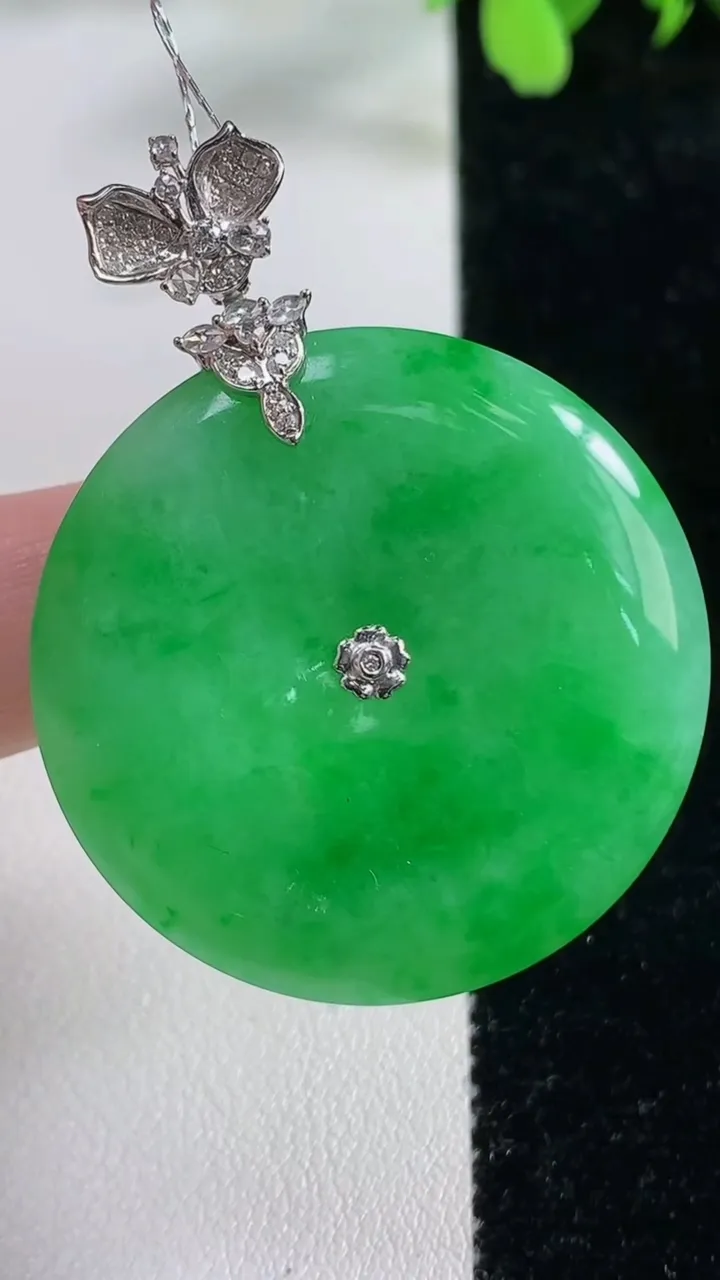 天然A货翡翠平安扣吊坠，尺寸35.3-5.4，重量:15.62g
11月9日