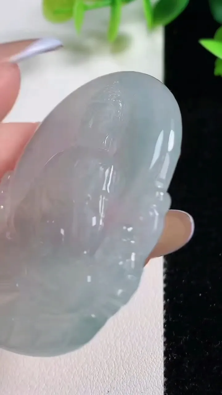 天然A货翡翠冰种飘花大日如来吊坠，尺寸54.8-42-5.5，重量:25.57g
11月9日