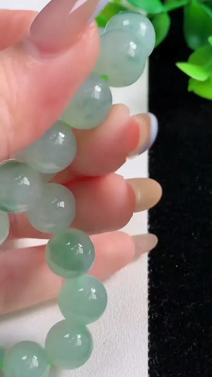 天然A货翡翠种飘花圆珠手串18颗，尺寸11，重量:41.35g11月9日
工厂直销收藏佳品,种好水足，色泽均匀，有种有色，上手高大气！