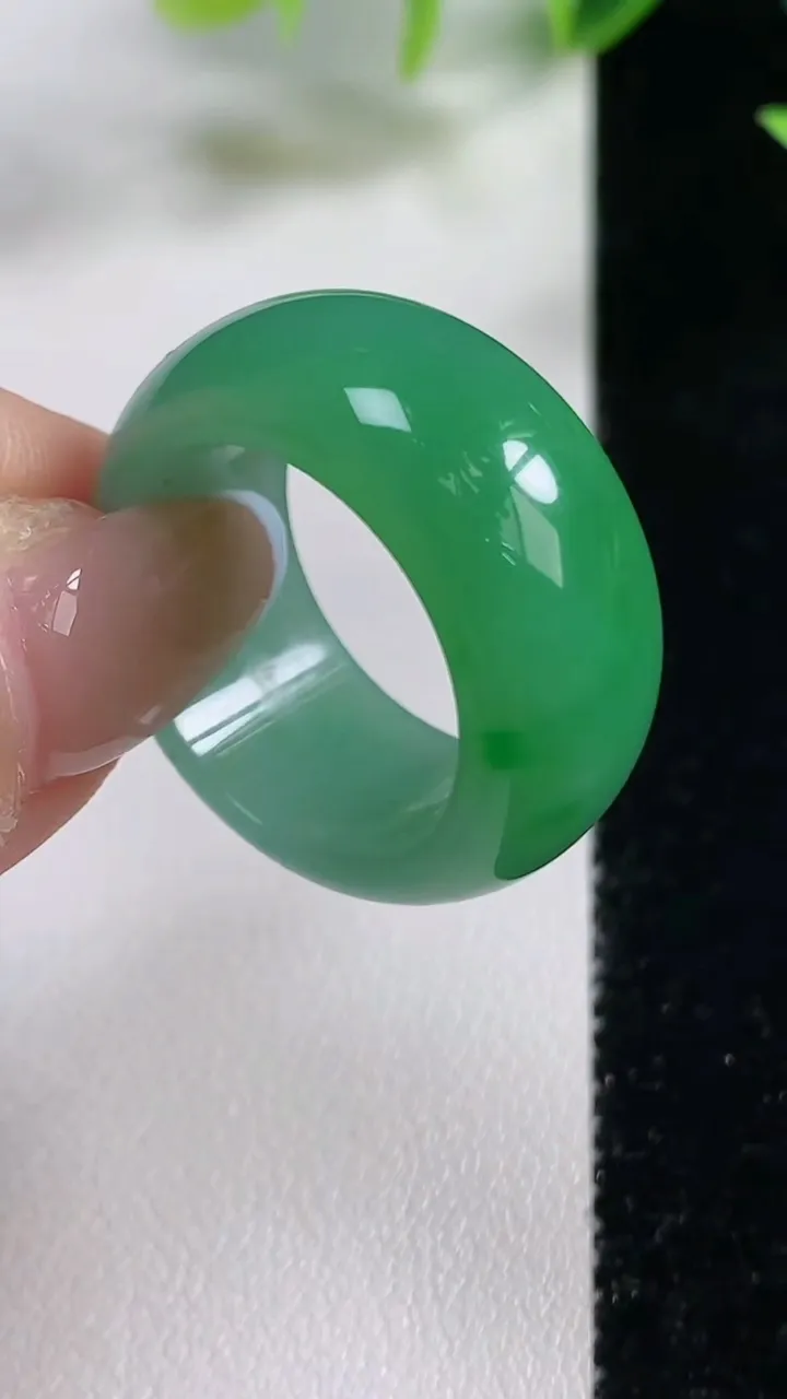 天然A货翡翠指环 扳指 戒指，尺寸20.5-12-4.3，重量:11.86g2025年11月9日
工厂直销收藏佳品,种好水足，色泽均匀，有种有色，上手高大气！