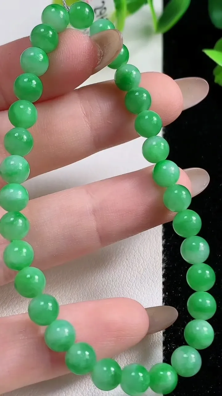 天然A货翡翠小米圆珠手串32颗，尺寸5.8，重量:11.06g11月9日
工厂直销收藏佳品,种好水足，色泽均匀，有种有色，上手高大气！