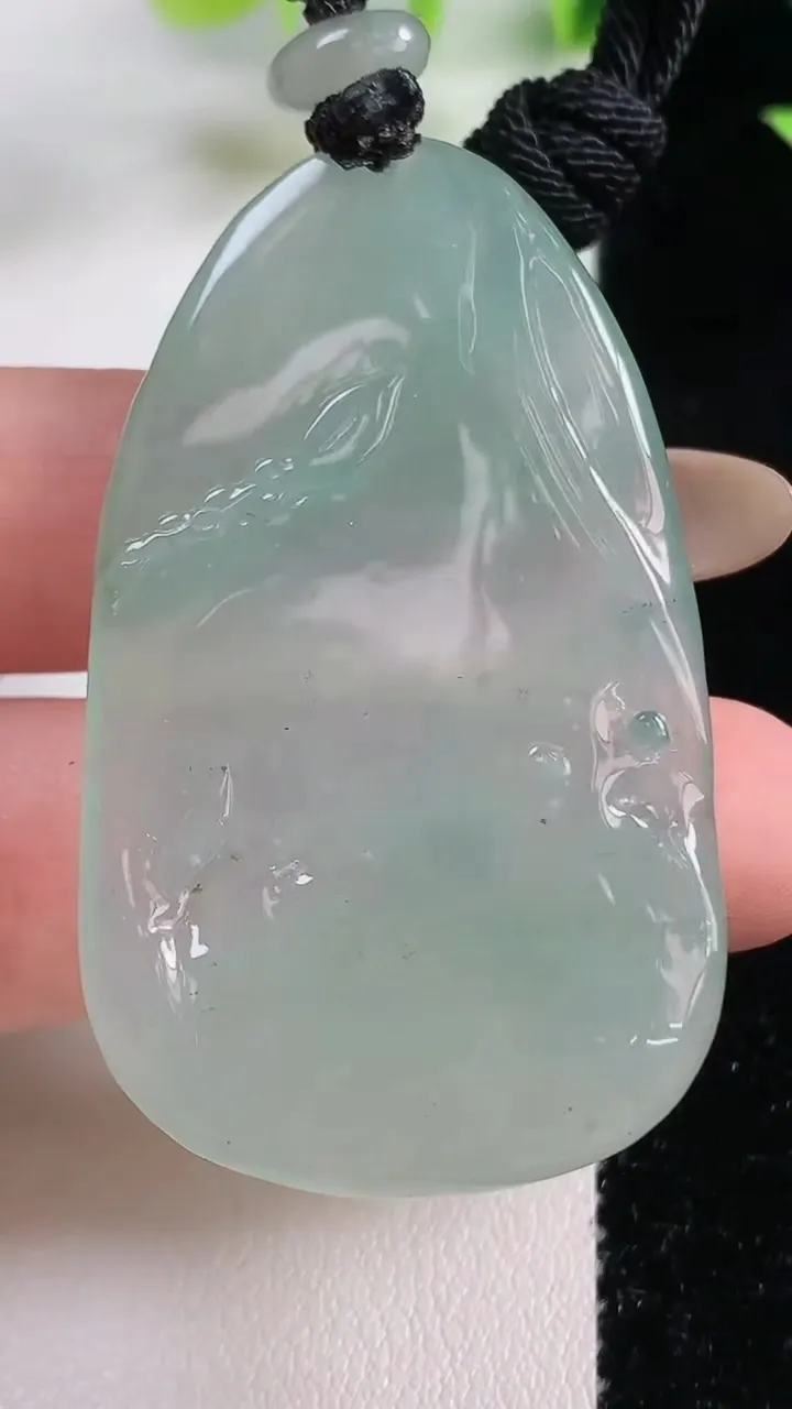 天然A货翡翠冰种飘花无相观音菩萨吊坠，尺寸52-30.7-5.2，重量:20.91g
11月9日