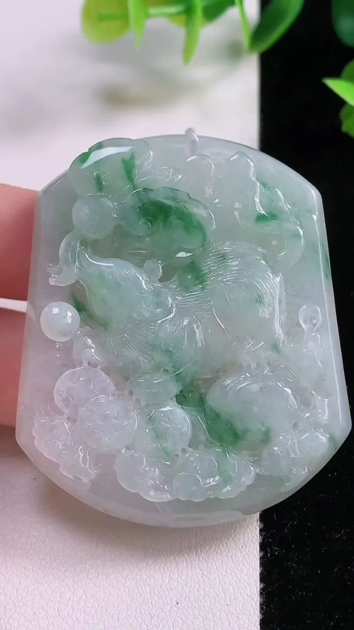 天然A货翡翠冰种飘花生肖鼠吊坠，尺寸53.6-45-5.8，重量:30.47g
11月9日