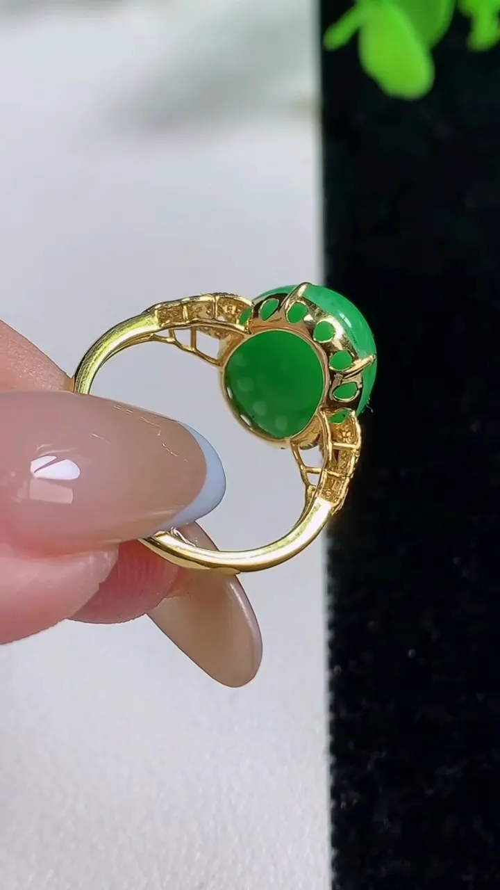 天然A货翡翠蛋面戒指，尺寸17.5-13.7-11.4-7.6，重量:3.49g2025年11月9日
工厂直销收藏佳品,种好水足，色泽均匀，有种有色，上手高大气！