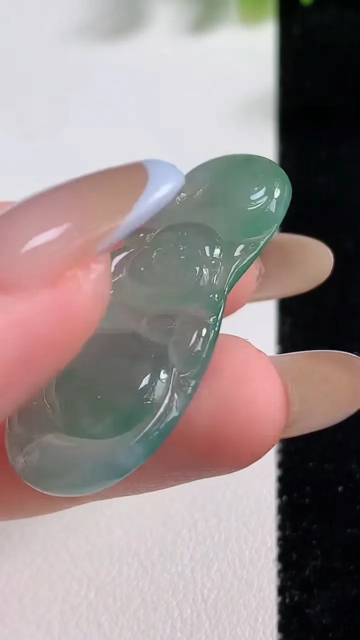 天然A货翡翠弥勒佛公吊坠，尺寸39.6-19.4-3.7，重量:5.97g
11月9日