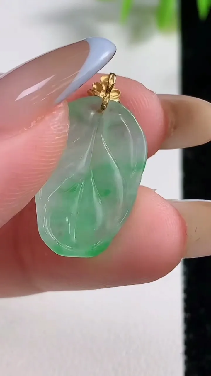 天然A货翡翠金枝玉叶 叶子吊坠，尺寸20.5-13.8-3.6，重量:2.08g
11月9日