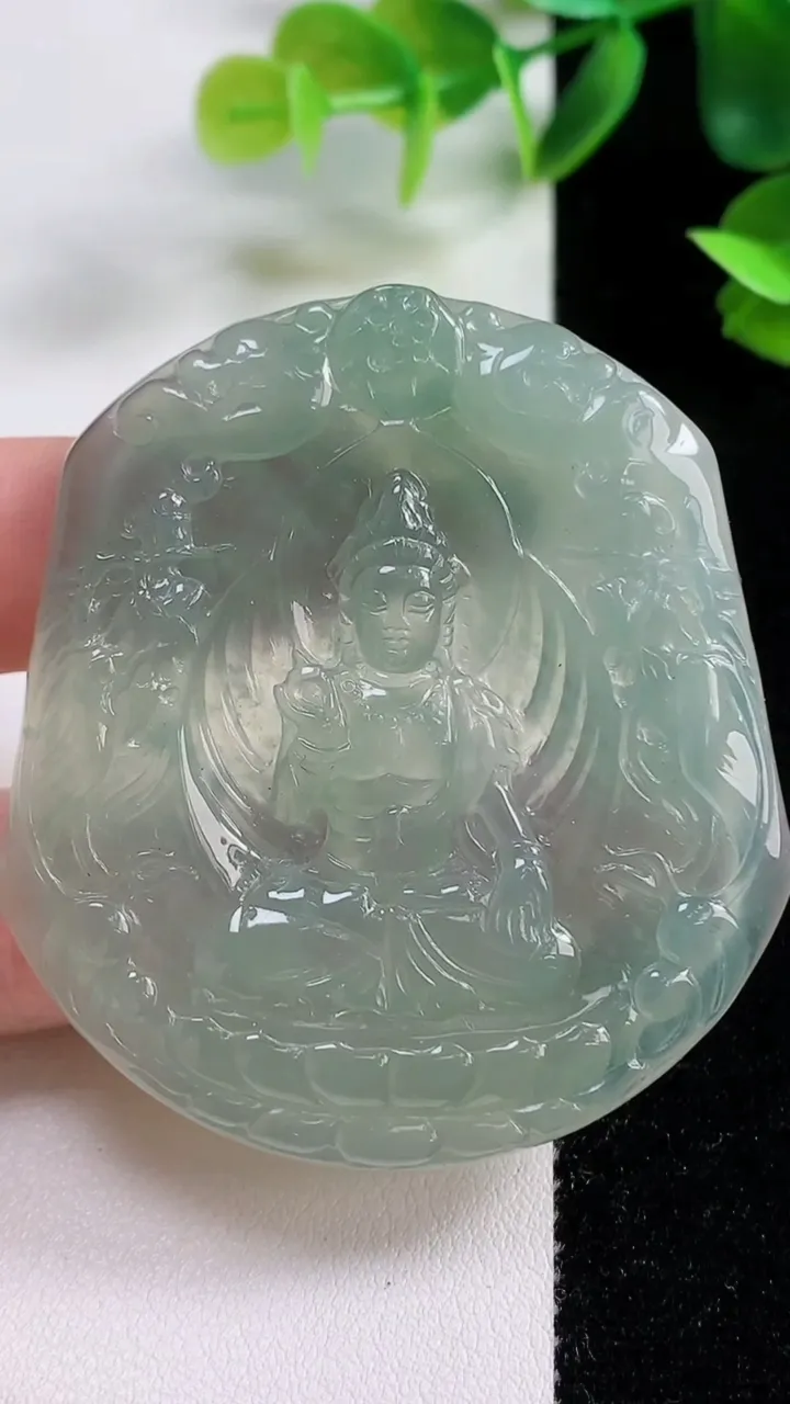 天然A货翡翠观音菩萨吊坠，尺寸56.2-48.3-4.7，重量:30.35g
11月9日