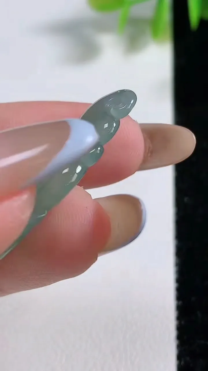 天然A货翡翠九尾狐吊坠，尺寸38.6-16.8-4.3，重量:4.40g
11月9日